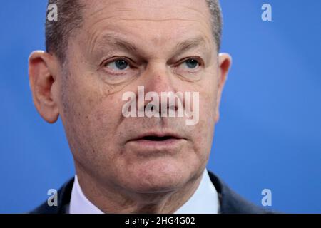 Berlin, Deutschland. 18th Januar 2022. Bundeskanzler Olaf Scholz (SPD) spricht nach einem Gespräch im Kanzleramt neben NATO-Generalsekretär Stoltenberg auf einer Pressekonferenz. Quelle: Hannibal Hanschke/Reuters/Pool/dpa/Alamy Live News Stockfoto