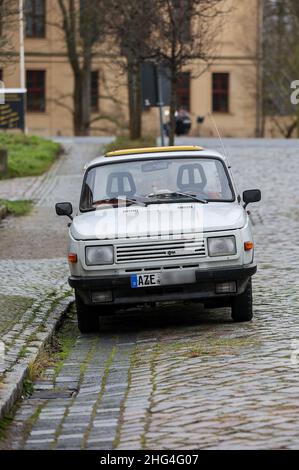 18. Januar 2022, Sachsen-Anhalt, Dessau-Roßlau: Eine Wartburg 353 steht in einer kleinen Kopfsteinpflasterstraße im Stadtteil Rosslau. Das ehemalige Traumauto vom VEB Automobilwerk Eisenach wird auf der Straße selten mehr gesehen. 30 Jahre nach Produktionsstoppung im April 1991 wurden nach Angaben des Kraftverkehrsbundesamtes 8361 Wartburgs in Deutschland zugelassen. Gut 1,2 Millionen Autos der Marke wurden zwischen 1955 und 1991 gebaut. Foto: Jan Woitas/dpa-Zentralbild/dpa Stockfoto