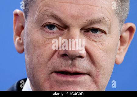 Berlin, Deutschland. 18th Januar 2022. Bundeskanzler Olaf Scholz (SPD) spricht nach einem Gespräch im Kanzleramt neben NATO-Generalsekretär Stoltenberg auf einer Pressekonferenz. Quelle: Hannibal Hanschke/Reuters/Pool/dpa/Alamy Live News Stockfoto