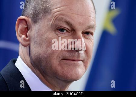 Berlin, Deutschland. 18th Januar 2022. Bundeskanzler Olaf Scholz (SPD) spricht nach einem Gespräch im Kanzleramt neben NATO-Generalsekretär Stoltenberg auf einer Pressekonferenz. Quelle: Hannibal Hanschke/Reuters/Pool/dpa/Alamy Live News Stockfoto