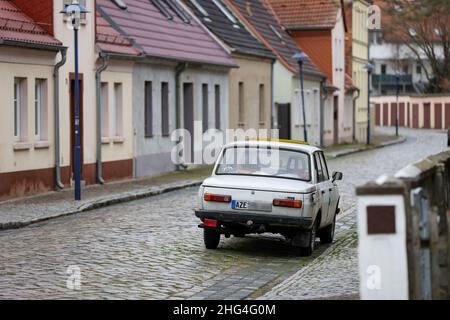 18. Januar 2022, Sachsen-Anhalt, Dessau-Roßlau: Eine Wartburg 353 steht in einer kleinen Kopfsteinpflasterstraße im Stadtteil Rosslau. Das ehemalige Traumauto vom VEB Automobilwerk Eisenach wird auf der Straße selten mehr gesehen. 30 Jahre nach Produktionsstoppung im April 1991 wurden nach Angaben des Kraftverkehrsbundesamtes 8361 Wartburgs in Deutschland zugelassen. Gut 1,2 Millionen Autos der Marke wurden zwischen 1955 und 1991 gebaut. Foto: Jan Woitas/dpa-Zentralbild/dpa Stockfoto