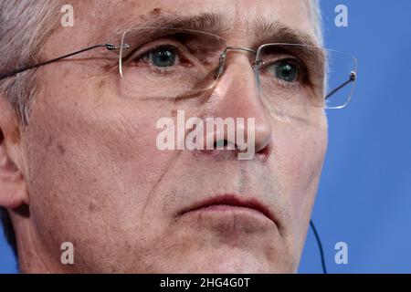 Berlin, Deutschland. 18th Januar 2022. Jens Stoltenberg, NATO-Generalsekretär, bei einer Pressekonferenz mit Bundeskanzler Scholz nach ihren Gesprächen im Kanzleramt. Quelle: Hannibal Hanschke/Reuters/Pool/dpa/Alamy Live News Stockfoto