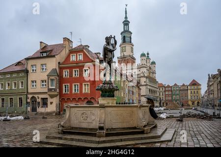 4. Januar 2021 - Poznan, Polen: Der Apollo-Brunnen - einer der vier Brunnen auf dem alten Renaissance-Markt in Poznan Stockfoto