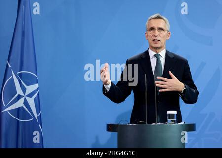 Berlin, Deutschland. 18th Januar 2022. Jens Stoltenberg, NATO-Generalsekretär, spricht im Anschluss an die Gespräche im Kanzleramt bei einer Pressekonferenz mit Bundeskanzler Scholz. Quelle: Hannibal Hanschke/Reuters/Pool/dpa/Alamy Live News Stockfoto