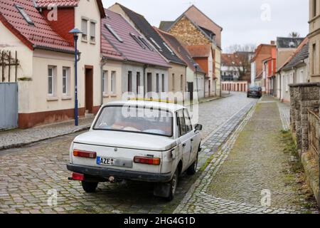 18. Januar 2022, Sachsen-Anhalt, Dessau-Roßlau: Eine Wartburg 353 steht in einer kleinen Kopfsteinpflasterstraße im Stadtteil Rosslau. Das ehemalige Traumauto vom VEB Automobilwerk Eisenach wird auf der Straße selten mehr gesehen. 30 Jahre nach Produktionsstoppung im April 1991 wurden nach Angaben des Kraftverkehrsbundesamtes 8361 Wartburgs in Deutschland zugelassen. Gut 1,2 Millionen Autos der Marke wurden zwischen 1955 und 1991 gebaut. Foto: Jan Woitas/dpa-Zentralbild/dpa Stockfoto