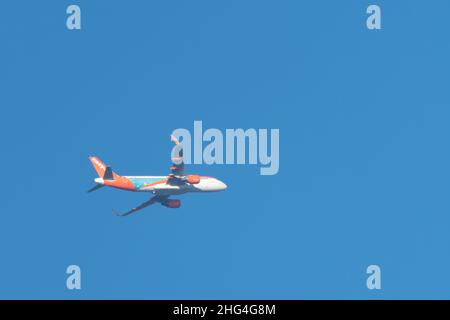 EasyJet Holidays Airbus A320 G-EZOA, ein Passagierflugzeug mit Schmalkarosserie, das gegen einen vollkommen klaren, blauen Himmel fliegt. EasyJet Holidays in orange-weißer Farbgebung Stockfoto