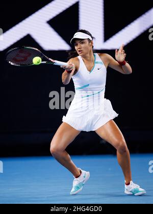 Melbourne, Australien. 18th Januar 2022. EMMA RADUCANU (GBR) in Aktion am 2. Tag bei den Australian Open 2022 am Dienstag, den 2022. Januar, Melbourne Park Credit: Corleve/Alamy Live News Stockfoto