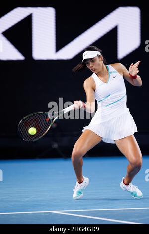 Melbourne, Australien. 18th Januar 2022. EMMA RADUCANU (GBR) in Aktion am 2. Tag bei den Australian Open 2022 am Dienstag, den 2022. Januar, Melbourne Park Credit: Corleve/Alamy Live News Stockfoto