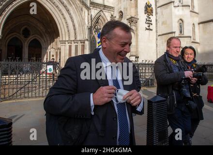 London, England, Großbritannien. 18th Januar 2022. Der Versicherungsmagnad ARRON BANKS verlässt die Royal Courts of Justice am 3rd. Tag des Prozesses wegen Verleumdung gegen Carole Cadwalladr. (Bild: © Tayfun Salci/ZUMA Press Wire) Stockfoto