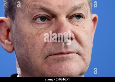 Berlin, Deutschland. 18th Januar 2022. Bundeskanzler Olaf Scholz (SPD) nimmt nach ihren Gesprächen im Kanzleramt an einer Pressekonferenz mit NATO-Generalsekretär Stoltenberg Teil. Quelle: Hannibal Hanschke/Reuters/Pool/dpa/Alamy Live News Stockfoto