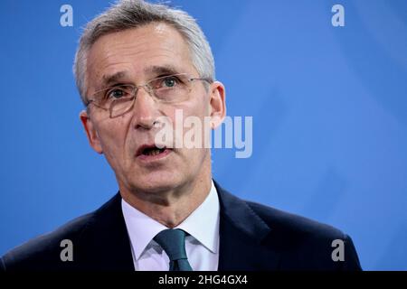 Berlin, Deutschland. 18th Januar 2022. Jens Stoltenberg, NATO-Generalsekretär, spricht im Anschluss an die Gespräche im Kanzleramt bei einer Pressekonferenz mit Bundeskanzler Scholz. Quelle: Hannibal Hanschke/Reuters/Pool/dpa/Alamy Live News Stockfoto