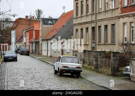 18. Januar 2022, Sachsen-Anhalt, Dessau-Roßlau: Eine Wartburg 353 steht in einer kleinen Kopfsteinpflasterstraße im Stadtteil Rosslau. Das ehemalige Traumauto vom VEB Automobilwerk Eisenach wird auf der Straße selten mehr gesehen. 30 Jahre nach Produktionsstoppung im April 1991 wurden nach Angaben des Kraftverkehrsbundesamtes 8361 Wartburgs in Deutschland zugelassen. Gut 1,2 Millionen Autos der Marke wurden zwischen 1955 und 1991 gebaut. Foto: Jan Woitas/dpa-Zentralbild/dpa Stockfoto