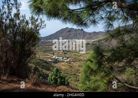 Blick über das Dorf Valle Arriba in Santiago del Teide von Los Partidos auf Teneriffa, Kanarische Inseln, Spanien Stockfoto