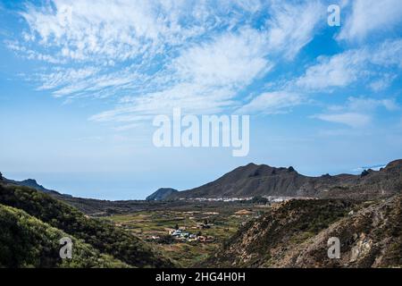 Blick über das Dorf Valle Arriba in Santiago del Teide von Los Partidos auf Teneriffa, Kanarische Inseln, Spanien Stockfoto