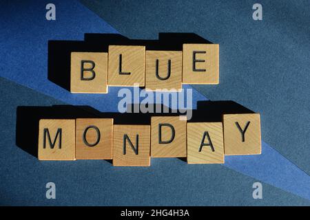 Blauer Montag, Wörter in hölzernen Buchstaben isoliert auf blauem Hintergrund Stockfoto