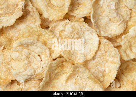 Emping, eine Art indonesischer Chips für einen Snack, Nahaufnahme Vollformat als Hintergrund Stockfoto
