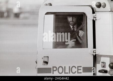 Bewaffneter Polizist am Flughafen Heathrow, der die Königin am 1986. Oktober sicherstellt Stockfoto