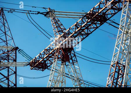 Hochspannungsleitungen auf Metallpolen in Bukarest, Rumänien. Stockfoto