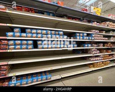 EMPORIA KANSAS 14. Januar 2022Partially leere Lagerregale im Brotgang von Walmart . Kredit: Mark Reinstein/MediaPunch Stockfoto