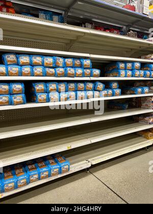 EMPORIA KANSAS 14. Januar 2022Partially leere Lagerregale im Brotgang von Walmart . Kredit: Mark Reinstein/MediaPunch Stockfoto