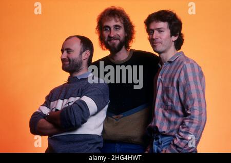 DETROIT, MI - NOVEMBER 14: Englischer Schlagzeuger und Sänger Phil Collins, englischer Gitarrist Mike Rutherford und englischer Musiker und Keyboarder Tony Banks der englischen Rockband Genesis posieren für ein Studioportrait während der Mama Tour 1983 am 14. November 1983 in der Joe Louis Arena in Detroit, Michigan.Quelle: Ross Marino / Rock Negative / MediaPunch Stockfoto