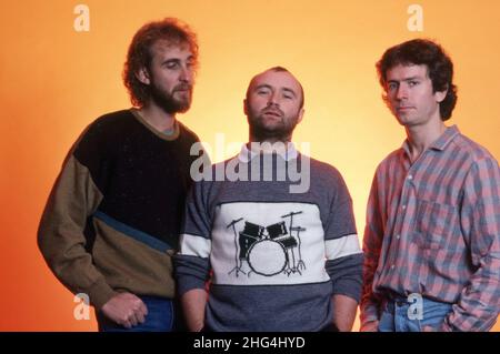 DETROIT, MI - NOVEMBER 14: Englischer Schlagzeuger und Sänger Phil Collins, englischer Gitarrist Mike Rutherford und englischer Musiker und Keyboarder Tony Banks der englischen Rockband Genesis posieren für ein Studioportrait während der Mama Tour 1983 am 14. November 1983 in der Joe Louis Arena in Detroit, Michigan.Quelle: Ross Marino / Rock Negative / MediaPunch Stockfoto