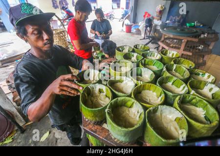 Bogor, Indonesien. 18th Januar 2022. Arbeiter bereiten Körbe Kuchen oder lokal genannt Kue Keranjang vor der chinesischen Neujahrsfeier in Bogor, West Java, Indonesien, am 18. Januar 2022. (Foto von Andi M Ridwan/INA Photo Agency/Sipa USA) Quelle: SIPA USA/Alamy Live News Stockfoto