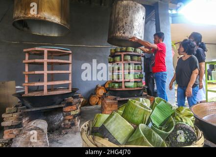 Bogor, Indonesien. 18th Januar 2022. Arbeiter bereiten Körbe Kuchen oder lokal genannt Kue Keranjang vor der chinesischen Neujahrsfeier in Bogor, West Java, Indonesien, am 18. Januar 2022. (Foto von Andi M Ridwan/INA Photo Agency/Sipa USA) Quelle: SIPA USA/Alamy Live News Stockfoto