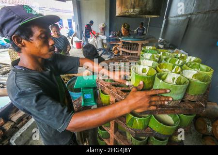 Bogor, Indonesien. 18th Januar 2022. Arbeiter bereiten Körbe Kuchen oder lokal genannt Kue Keranjang vor der chinesischen Neujahrsfeier in Bogor, West Java, Indonesien, am 18. Januar 2022. (Foto von Andi M Ridwan/INA Photo Agency/Sipa USA) Quelle: SIPA USA/Alamy Live News Stockfoto