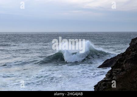 Wellen kommen von den atlantischen Wellen am Chapel Porth Beach an der Nordküste von Cornwall herein Stockfoto