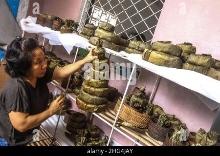 Bogor, Indonesien. 18th Januar 2022. Ein Arbeiter arrangiert am 18. Januar 2022 in Bogor, West-Java, Indonesien, Körbe-Kuchen oder vor Ort Kue Keranjang zur chinesischen Neujahrsfeier. (Foto von Andi M Ridwan/INA Photo Agency/Sipa USA) Quelle: SIPA USA/Alamy Live News Stockfoto