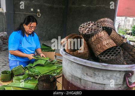 Bogor, Indonesien. 18th Januar 2022. Arbeiter bereiten Körbe Kuchen oder lokal genannt Kue Keranjang vor der chinesischen Neujahrsfeier in Bogor, West Java, Indonesien, am 18. Januar 2022. (Foto von Andi M Ridwan/INA Photo Agency/Sipa USA) Quelle: SIPA USA/Alamy Live News Stockfoto