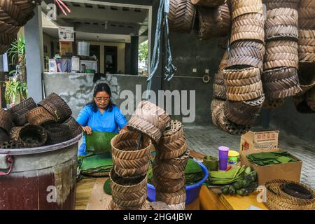 Bogor, Indonesien. 18th Januar 2022. Arbeiter bereiten Körbe Kuchen oder lokal genannt Kue Keranjang vor der chinesischen Neujahrsfeier in Bogor, West Java, Indonesien, am 18. Januar 2022. (Foto von Andi M Ridwan/INA Photo Agency/Sipa USA) Quelle: SIPA USA/Alamy Live News Stockfoto