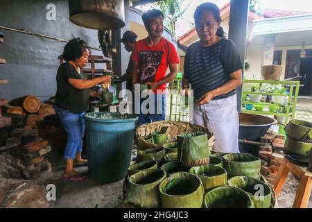 Bogor, Indonesien. 18th Januar 2022. Arbeiter bereiten Körbe Kuchen oder lokal genannt Kue Keranjang vor der chinesischen Neujahrsfeier in Bogor, West Java, Indonesien, am 18. Januar 2022. (Foto von Andi M Ridwan/INA Photo Agency/Sipa USA) Quelle: SIPA USA/Alamy Live News Stockfoto