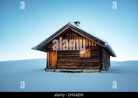 Kleine Holzhütte auf der Seiser Alm auf blauem Himmel Hintergrund. Seiser Alm, Dolomiten, Italien Stockfoto