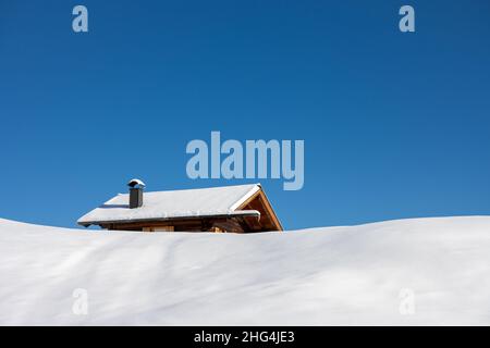 Kleine Holzhütte auf der Seiser Alm auf blauem Himmel Hintergrund. Seiser Alm, Dolomiten, Italien Stockfoto