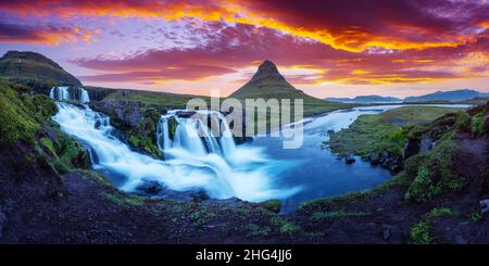 Wunderschöne Landschaft mit aufgehender Sonne auf dem Wasserfall Kirkjufellsfoss und dem Berg Kirkjufell, Island, Europa. Landschaftsfotografie Stockfoto