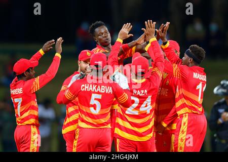 Kandy, Sri Lanka. 18th. Januar 2022. Simbabwes Segen Muzarabani feiert mit dem Team, nachdem er beim zweiten eintägigen internationalen (ODI) Cricket-Spiel zwischen Sri Lanka und Simbabwe am 18th. Januar 2022 im Pallekele International Cricket Stadium in Kandy ein Wicket gespielt hat. Viraj Kothalwala/Alamy Live News Stockfoto