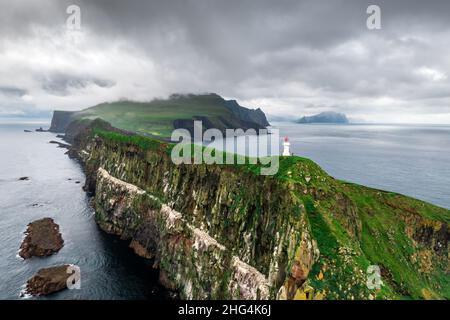 Nebel Blick auf alte Leuchtturm auf der Insel Mykines, Färöer, Dänemark. Landschaftsfotografie Stockfoto