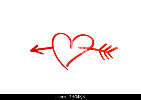 Kreatives Postkarten-Design am Valentinstag mit rotem Herz und Pfeil gezeichnet mit einem Marker auf weißem Hintergrund isoliert. Valentinstag und Liebeskonzept Stockfoto