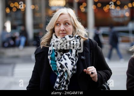 London, Großbritannien. 18th Januar 2022. Carole Cadwalladr kommt am 3. Tag des Verleumdungsfalls vor dem Hohen Gericht an, den Arron Banks wegen Verleumdung vorgebracht hat. Kredit: Mark Thomas/Alamy Live Nachrichten Stockfoto
