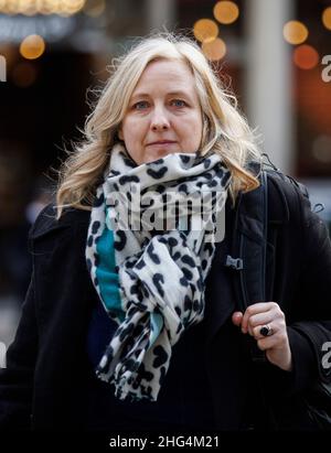 London, Großbritannien. 18th Januar 2022. Carole Cadwalladr kommt am 3. Tag des Verleumdungsfalls vor dem Hohen Gericht an, den Arron Banks wegen Verleumdung vorgebracht hat. Kredit: Mark Thomas/Alamy Live Nachrichten Stockfoto