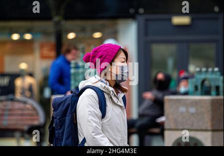 Dundee, Tayside, Schottland, Großbritannien. 18th Januar 2022. UK Wetter: An einem feuchten und bewölkten Januartag erreichten die Temperaturen in Teilen von Nordostschottland 7 Grad Aufgrund der neuen Covid-Sperrbeschränkungen und der Notwendigkeit, Gesichtsbezüge aufgrund der Ausbreitung des Omicron-Virus im ganzen Land zu tragen, verbringen einige Anwohner den Tag damit, sich mit Freunden zu treffen und im Stadtzentrum von Dundee Winterverkäufe zu tätigen. Kredit: Dundee Photographics/Alamy Live Nachrichten Stockfoto