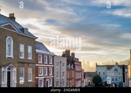 Frostige Stadthausdächer entlang der breiten Straße bei Sonnenaufgang. Ludlow, Shropshire, England Stockfoto