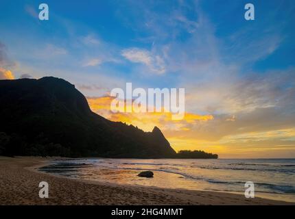 Wunderschöner Sonnenuntergang über Tunnels Beach auf der Kauai Insel von Hawaii Stockfoto