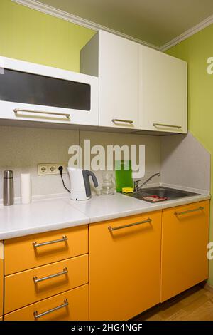 Küchenset bestehend aus Schränken und Arbeitsplatten mit Geschirr. Hochwertige Fotos Stockfoto