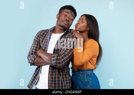 Afroamerikanische Frau flirtet mit ihrem Mann Stockfoto