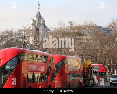 Doppeldeckerbusse in London auf der Bridge Street, Westminster, London, Großbritannien Stockfoto