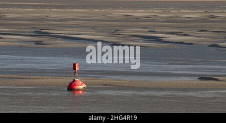 Baie de Somme, le Hourdel, chenal à marée basse, blockhaus, coucher de Soleil sur la mer , sable et balise. Stockfoto