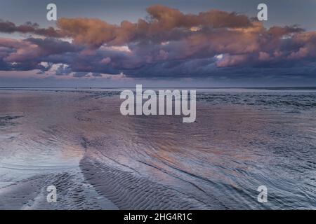 Baie de Somme, le Hourdel, chenal à marée basse, blockhaus, coucher de Soleil sur la mer , sable et balise. Stockfoto